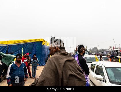 ritratto di un agricoltore durante la protesta degli agricoltori contro il confine di singhu. Foto Stock