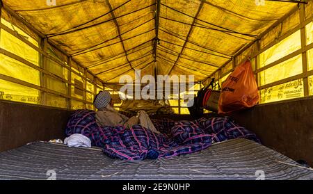 un vecchio contadino sikh che dormiva nel carrello durante la protesta degli agricoltori. Foto Stock