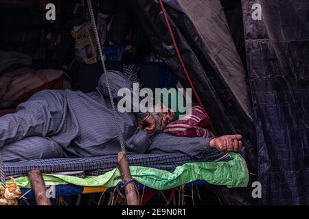 un vecchio contadino sikh che dormiva nel carrello durante la protesta degli agricoltori. Foto Stock