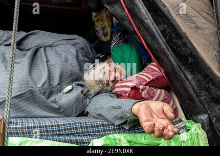 un vecchio contadino sikh che dormiva nel carrello durante la protesta degli agricoltori. Foto Stock