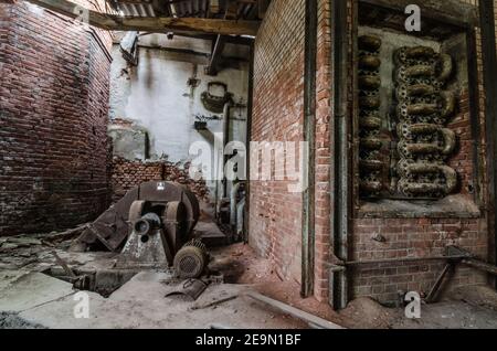 molti tubi arrugginiti in una vecchia sala della fabbrica Foto Stock