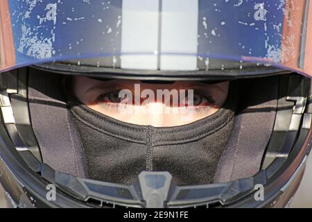 Immagine simbolo: Il pilota di auto da corsa femminile indossa casco e balaclava (modello rilasciato) Foto Stock