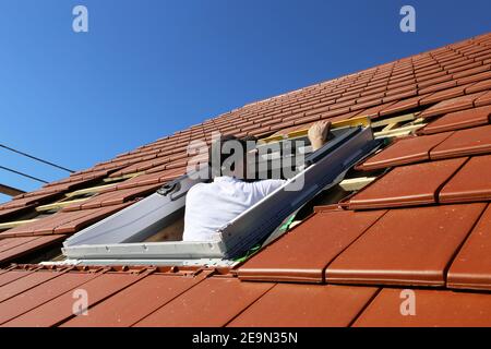Il tetto installa un lucernario (modello rilasciato) Foto Stock