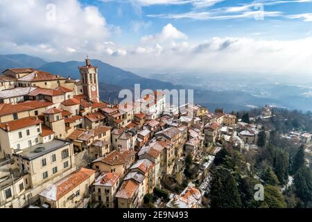 Vista aerea del Sacro Monte di Varese, è un Monte Sacro, è un sito storico di pellegrinaggio e patrimonio mondiale dell'UNESCO, Varese, Lombardia, Italia Foto Stock