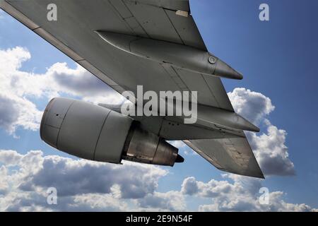 Ala dell'aeroplano, fotografata dal basso Foto Stock