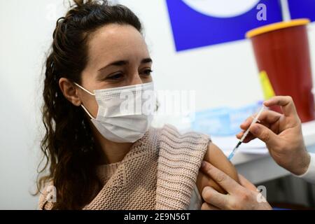 (210205) -- TEL AVIV, 5 febbraio 2021 (Xinhua) -- una donna israeliana riceve il vaccino COVID-19 presso un centro di assistenza sanitaria a Tel Aviv, Israele, il 4 febbraio 2021. Il numero di persone vaccinate contro il COVID-19 in Israele ha superato i 3.34 milioni, ovvero il 35.9% della popolazione totale, dall'inizio della campagna di vaccinazione il 20 dicembre 2020. (Tomer Neuberg/JINI via Xinhua) Foto Stock