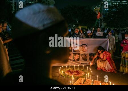 Attivisti che illuminano le candele durante la veglia. Le attività del Bangladesh in una veglia a lume di candela hanno mostrato rispetto e ricordato Gonojagoron Moncho che significa "piattaforma per la rivolta popolare" (Frontline 6 marzo 2013) o "piattaforma per il risveglio della massa" (Hindu 16 febbraio 2013). Il termine è usato anche per riferirsi alla protesta di massa e al movimento sociale di Shahbag in Bangladesh, iniziata nel febbraio 2013 a Shahbag Square a Dhaka. Foto Stock