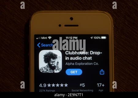 L'app Clubhouse viene visualizzata su un iPhone il 4 febbraio 2021. Clubhouse è un'applicazione di social networking audio-chat solo su invito lanciata da Alpha Exploration Co. Foto Stock