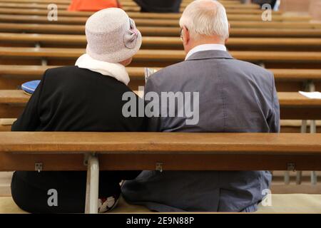 Devota coppia sposata nel culto Foto Stock