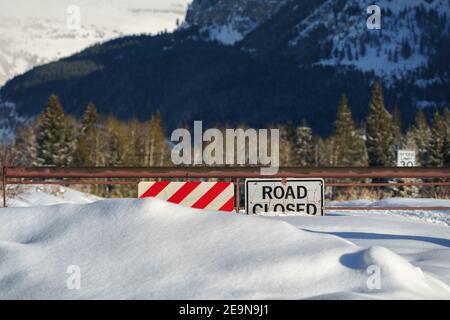 Segnaletica stradale chiusa a causa della neve profonda Foto Stock