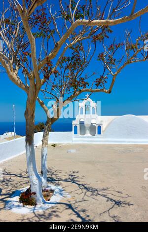 Vista della piazza nella città di Oia con piccolo campanile a Santorini, Grecia Foto Stock