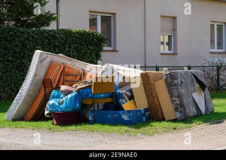 Rifiuti ingombranti giacenti sul lato della strada Foto Stock