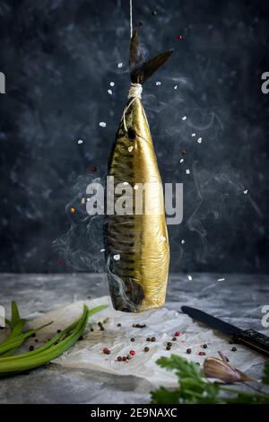 Sgombro affumicato di affumicato freddo. Pesce affumicato in Smokehouse Box. Chiudi processo di fumo Pesci per uso domestico. Sgombro affumicato, preparazione di Foo biologico Foto Stock