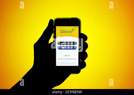 Spagna. 5 Feb 2021. In questa illustrazione della foto, l'app Glovo visualizzata sullo schermo di uno smartphone. Credit: Thiago Prudencio/SOPA Images/ZUMA Wire/Alamy Live News Foto Stock