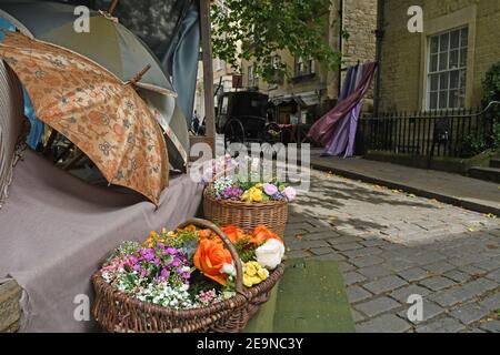 Parte del set per le riprese della serie Bridgerton in The Abbey Green a Bath il 25 settembre 2019. Somerset. REGNO UNITO Foto Stock