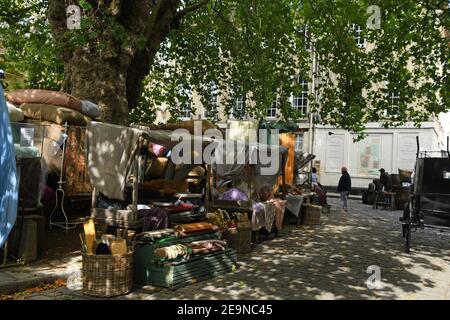 Parte del set per le riprese della serie Bridgerton in The Abbey Green a Bath il 25 settembre 2019. Somerset. REGNO UNITO Foto Stock