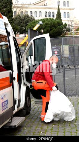 Roma, un operatore sanitario si presta a soccorrere un solo caso covid al Colosseo Foto Stock