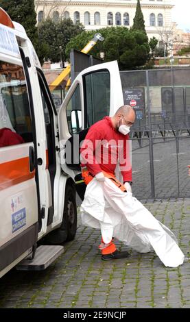 Roma, un operatore sanitario si presta a soccorrere un solo caso covid al Colosseo Foto Stock