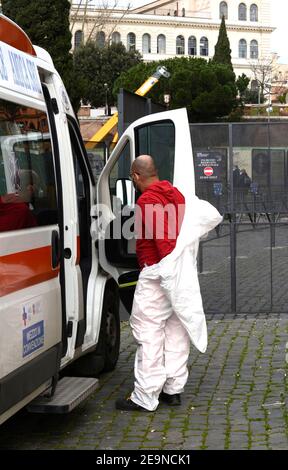 Roma, un operatore sanitario si presta a soccorrere un solo caso covid al Colosseo Foto Stock