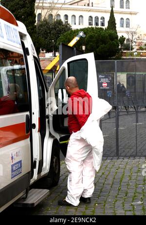 Roma, un operatore sanitario si presta a soccorrere un solo caso covid al Colosseo Foto Stock