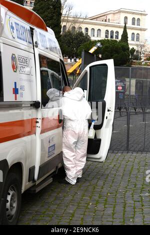 Roma, un operatore sanitario si presta a soccorrere un solo caso covid al Colosseo Foto Stock