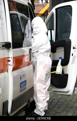 Roma, un operatore sanitario si presta a soccorrere un solo caso covid al Colosseo Foto Stock