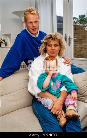 EINDHOVEN, PAESI BASSI - 08 MAGGIO 1988: L'allenatore di Barcellona Ronald Koeman con la moglie Bartina Koeman e la figlia Debbie a casa loro nel 198 Foto Stock