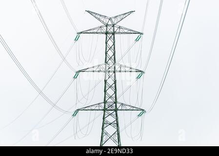 Linea di potenza overhead a 400 kV ad altissima tensione su tralicci di grandi dimensioni, utilizzata per la trasmissione di potenza a lunga distanza e molto elevata. Cielo nuvoloso e spazio copia Foto Stock