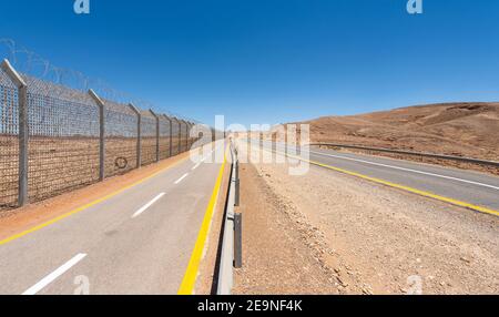 Israele confina con l'Egitto nel deserto di Negev - luglio 25° 2020 Foto Stock