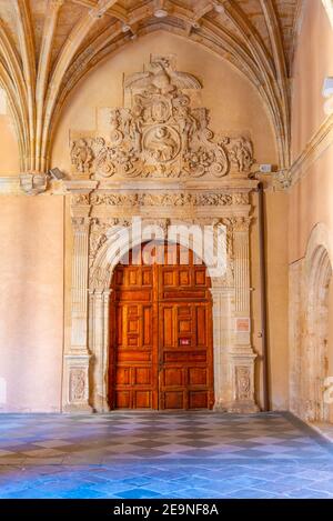 Corridoio di un cortile interno del convento di san Esteban a Salamanca, Spagna Foto Stock