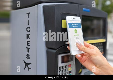 Biologia e scienza. Covid-19.Woman Holding smartphone che mostra un certificato di vaccinazione digitale valido o un passaporto contro Coronavirus o Covid-19. Foto Stock