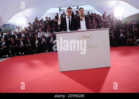 L'attore Ryan Gosling si congratula con il regista Nicolas Winding Refn dopo aver vinto il premio come miglior regista per il suo film "Drive" durante i vincitori Photocall del 64° Festival Internazionale del Cinema di Cannes, al Palais des Festivals di Cannes, Francia meridionale, il 22 maggio 2011. Foto di Hahn-Nebinger-Genin/ABACAPRESS.COM Foto Stock