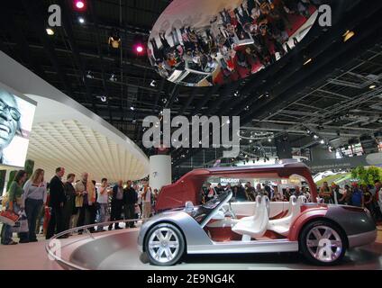 Panoramica generale della concept car Renault 'NEPTA' durante il primo giorno aperto al pubblico all'International Paris Motor Show, a Parigi, in Francia, il 30 settembre 2006. Foto di Christophe Guibbaud/ABACAPRESS.COM Foto Stock