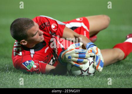 Nicolas Douchez, portiere del TFC, ferma la palla durante la sua partita di calcio francese Ligue 1, Olympique de Marseille vs Toulouse Football Club allo stadio Velodrome di Marsiglia, Francia, il 1° ottobre 2006. Marselle ha vinto 3-0. Foto di Manuel Blondau/Cameleon/ABACAPRESS.COM Foto Stock