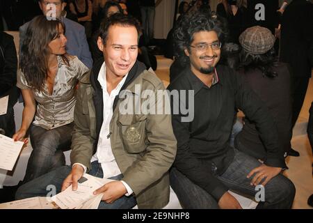 I relatori della TV francese Gael Leforestier e Sebastien Folin sono presenti alla presentazione della collezione "Ready-to-Wear" di Jean-Louis Scherrer Primavera-Estate 2007 tenutasi a le Carrousel du Louvre a Parigi, Francia, il 3 ottobre 2006. Foto di Foto di Khayat-Nebinger-Orban-Taamallah/ABACAPRESS.COM Foto Stock