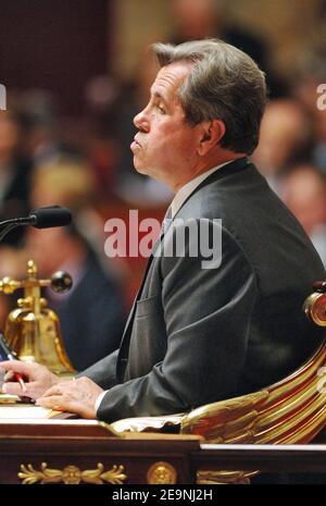 Il presidente dell'Assemblea francese Jean-Louis Debre partecipa durante le interrogazioni settimanali alla sessione del governo, all'Assemblea nazionale di Parigi, in Francia, il 03 ottobre 2006. Foto di Christophe Guibbaud/ABACAPRESS.COM Foto Stock