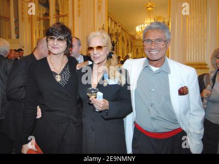 Il fotografo francese Jean-Marie Perier (R), la sua sorella giornalista Anne-Marie Perier (L) e Singer Sylvie Vartan (C) pongono dopo una cerimonia in cui la cantante francese Sylvie Vartan è stata insignita del "Insignes d'Officier dans l'Ordre National du Mrite" dal ministro della Cultura Renaud Donnedieu de Vabres al suo ministero, a Parigi, Francia, Il 5 ottobre 2006. Foto di Christophe Guibbaud/ABACAPRESS.COM Foto Stock