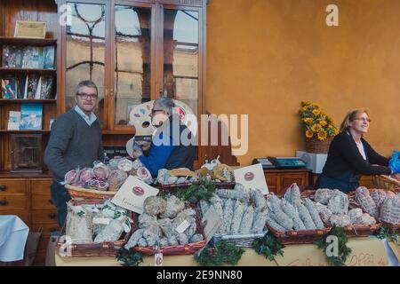 Vetrina con salsiccia e carne italiana Foto Stock