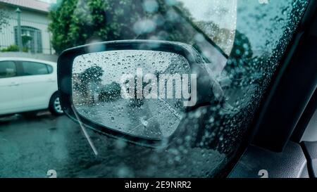 Gocce d'acqua sul finestrino dell'auto con vista al lunotto Foto Stock