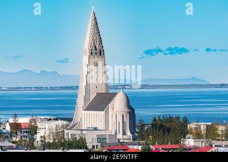 Vista sulla città di Reykjavik in Islanda su un sole giorno Foto Stock