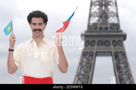 Il comico britannico Sacha Baron Cohen si pone per le foto durante una fotocellula tenuta al Trocadero di Parigi, in Francia, il 9 ottobre 2006. E' in Francia per promuovere la sua nuova commedia goof 'Borat : Cultural Learnings of America for Make Benefit Glorious Nation of Kazakhstan', in cui suona una personalità televisiva kazakstani di nome Borat, spedita negli Stati Uniti per riferire sul 'paese più grande del mondo'. Con un equipaggio documentario al traino, Borat diventa più interessato a localizzare e sposare Pamela Anderson che con il suo incarico originale. Foto di Nicolas Khayat/ABACAPRESS.COM Foto Stock