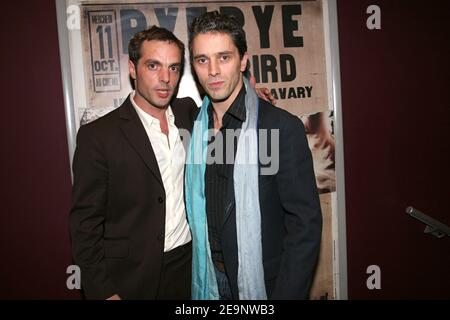 Il regista Robinson Savary (figlio di Jerome Savary) e l'attore James Thierree arrivano alla prima di 'Bye bye Blackbird' che si tiene al Dugstore Publicis Theatre di Parigi, in Francia, il 9 ottobre 2006. Foto di Benoit Pinguet/ABACAPRESS.COM Foto Stock