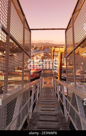 Europa, Spagna, Galizia, Porto do Son, Porto con rampa per il molo galleggiante al tramonto Foto Stock