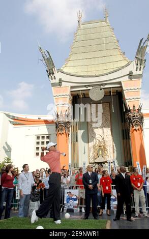 Tiger Woods Tiger è stato girato su Hollywood Boulevard e di fronte al teatro Kodak per celebrare il lancio del Tiger Woods PGA Tour 07 di Electonic Arts, a Los Angeles, USA, il 10 ottobre 2006. Foto di Lionel Hahn/Cameleon/ABACAPRESS.COM Foto Stock