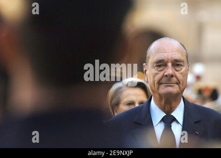 il presidente francese Jacques Chirac e il ministro della Difesa Michele Alliot-Marie presenziano ad una cerimonia militare tenutasi agli Invalides a Parigi, in Francia, il 13 ottobre 2006. Durante questo evento, il Vice Ammiraglio tedesco Wolfang Nolting riceve la medaglia 'Ordre National du Merite'. Foto di Christophe Guibbaud/ABACAPRESS.COM Foto Stock