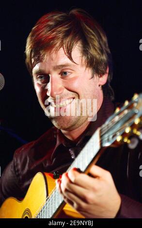 Il cantante francese Thomas Dutronc (figlio dei cantanti francesi Jacques Dutronc e Francoise Hardy) suona dal vivo con la sua band "Thomas Dutronc et les Esprits Manouches" al jazz joint "Cafe de la Danse" di Parigi, in Francia, il 14 ottobre 2006. Foto di Nicolas Khayat/ABACAPRESS.COM Foto Stock