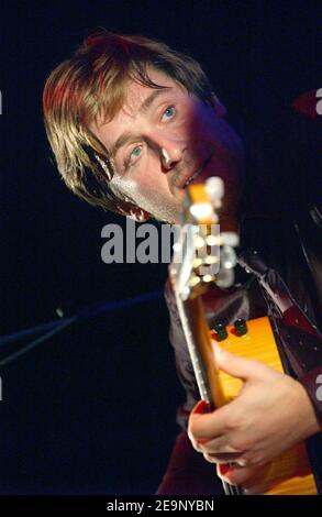 Il cantante francese Thomas Dutronc (figlio dei cantanti francesi Jacques Dutronc e Francoise Hardy) suona dal vivo con la sua band "Thomas Dutronc et les Esprits Manouches" al jazz joint "Cafe de la Danse" di Parigi, in Francia, il 14 ottobre 2006. Foto di Nicolas Khayat/ABACAPRESS.COM Foto Stock