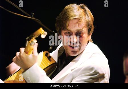 Il cantante francese Thomas Dutronc (figlio dei cantanti francesi Jacques Dutronc e Francoise Hardy) suona dal vivo con la sua band "Thomas Dutronc et les Esprits Manouches" al jazz joint "Cafe de la Danse" di Parigi, in Francia, il 14 ottobre 2006. Foto di Nicolas Khayat/ABACAPRESS.COM Foto Stock