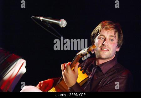 Il cantante francese Thomas Dutronc (figlio dei cantanti francesi Jacques Dutronc e Francoise Hardy) suona dal vivo con la sua band "Thomas Dutronc et les Esprits Manouches" al jazz joint "Cafe de la Danse" di Parigi, in Francia, il 14 ottobre 2006. Foto di Nicolas Khayat/ABACAPRESS.COM Foto Stock