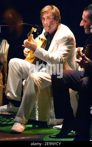 Il cantante francese Thomas Dutronc (figlio dei cantanti francesi Jacques Dutronc e Francoise Hardy) suona dal vivo con la sua band "Thomas Dutronc et les Esprits Manouches" al jazz joint "Cafe de la Danse" di Parigi, in Francia, il 14 ottobre 2006. Foto di Nicolas Khayat/ABACAPRESS.COM Foto Stock